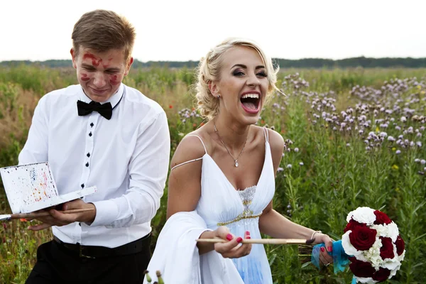 A menyasszony és a vőlegény festék egy festőállvány-érzelem — Stock Fotó