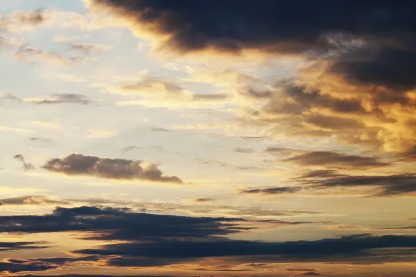 Gün batımında bulutlu güzel gökyüzü — Stok fotoğraf