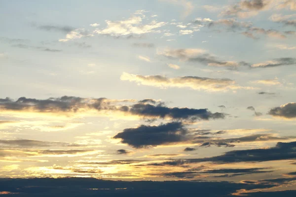 Gün batımında bulutlu güzel gökyüzü — Stok fotoğraf
