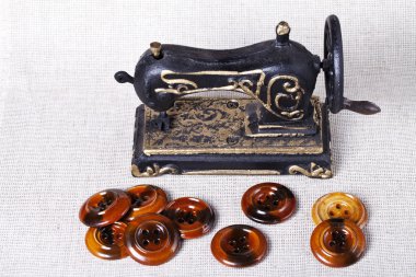 Bağbozumu dikiş makinesi ve ahşap düğme