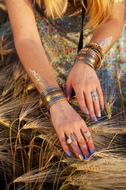 güzel eller biçimli kap