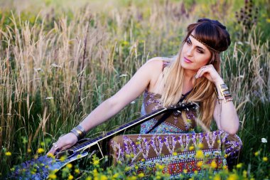 Bir gitar ile güzel hippi kız