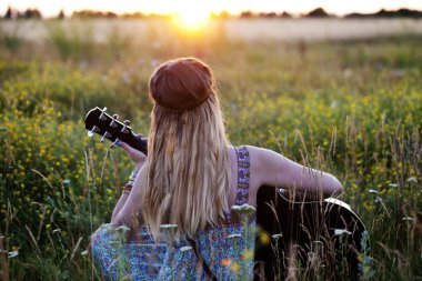 Bir gitar ile güzel hippi kız