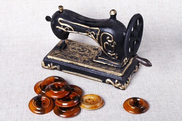 Vintage sewing machine and wooden buttons — Stock Photo, Image