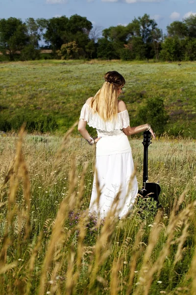 Vackra hippie tjej med en gitarr — Stockfoto