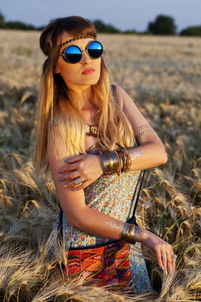 일몰에서 아름 다운 히피 소녀 — 스톡 사진