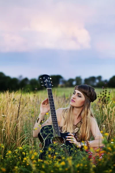 Beautiful hippie girl with a guitar — Stock Photo, Image