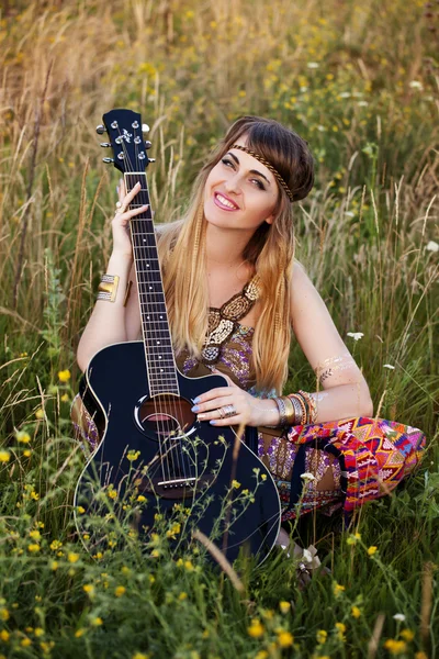 Beautiful hippie girl with a guitar — Stock Photo, Image