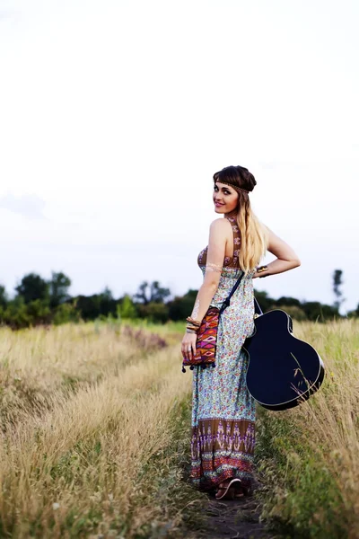 Vackra hippie tjej med en gitarr — Stockfoto