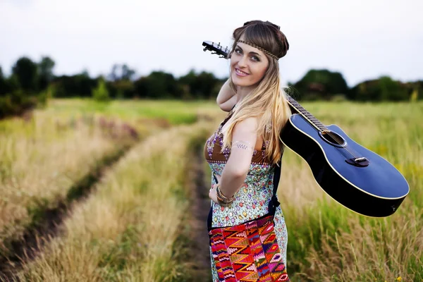 Beautiful hippie girl with a guitar — Stock Photo, Image