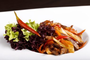 et, patates ve beyaz bir plaka üzerinde otlar ile çanak