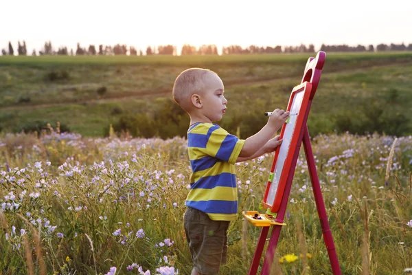 Kleiner Junge malt auf Leinwand, Landschaft im Freien — Stockfoto