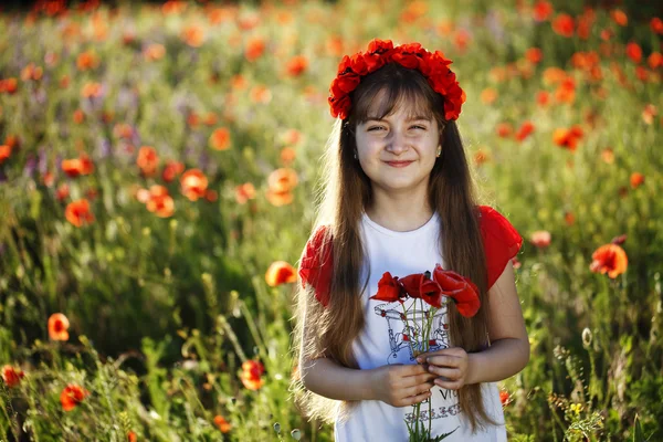 Retrato de una linda niña con amapolas —  Fotos de Stock