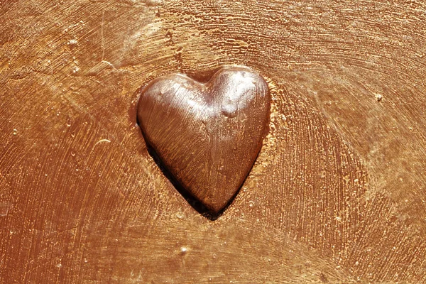 Krásné srdce kovu v zlaté barvy — Stock fotografie