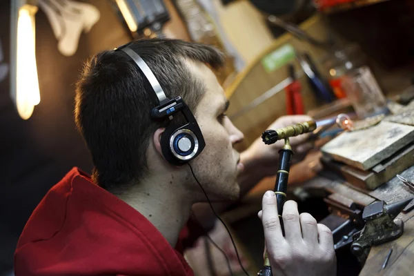 Kuyumcu bir Resepsiyon lehim ürün arkasında