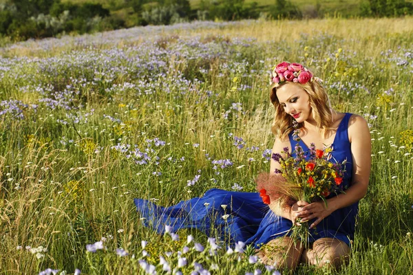 꽃을 든 아름다운 소녀 — 스톡 사진