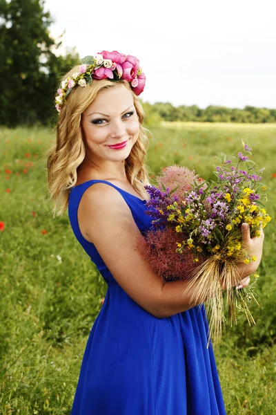 Vacker ung flicka med blommor — Stockfoto