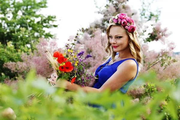 Bella ragazza con fiori — Foto Stock