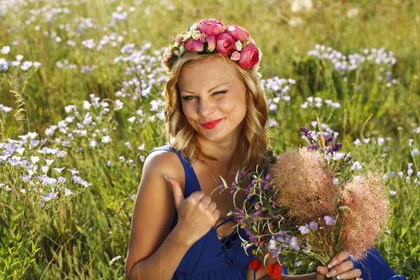Vacker ung flicka med blommor — Stockfoto