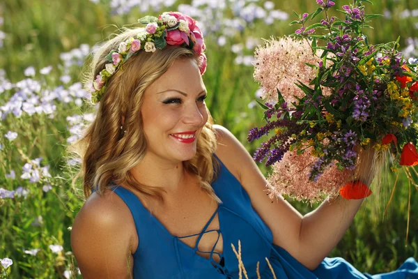 Bella ragazza con fiori — Foto Stock