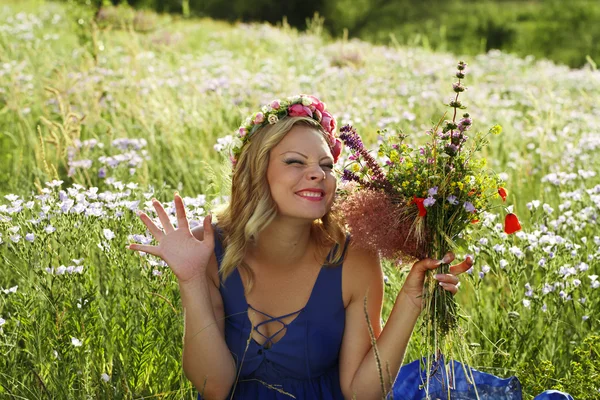 Vacker ung flicka med blommor — Stockfoto