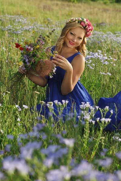 Vacker ung flicka med blommor — Stockfoto