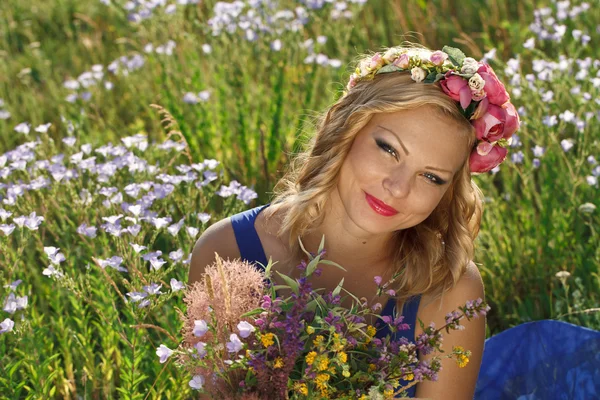 Belle jeune fille avec des fleurs — Photo
