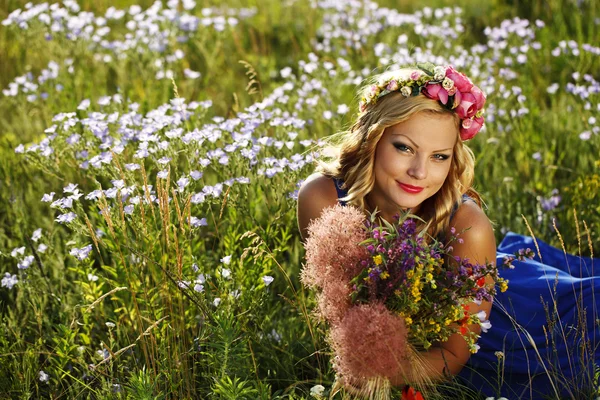 Gadis muda yang cantik dengan bunga — Stok Foto
