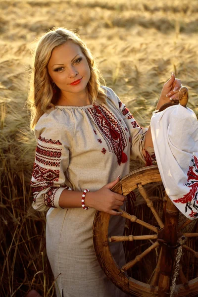 Bella giovane ragazza ucraina in abito tradizionale — Foto Stock