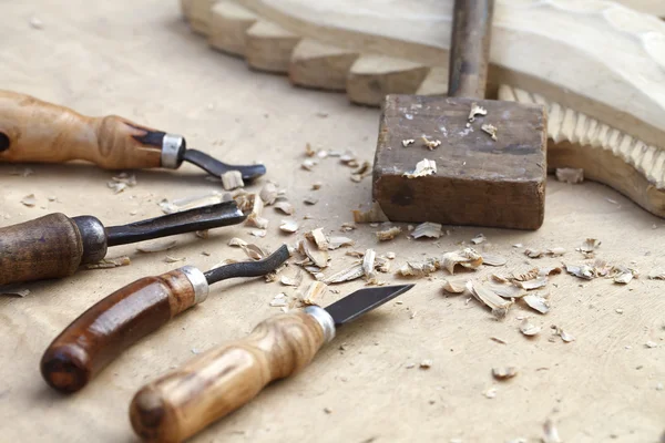 Tallas de madera, herramientas y procesos de trabajo de primer plano — Foto de Stock