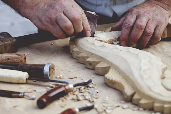 Holzschnitzereien, Werkzeuge und Verfahren arbeiten in Nahaufnahme — Stockfoto