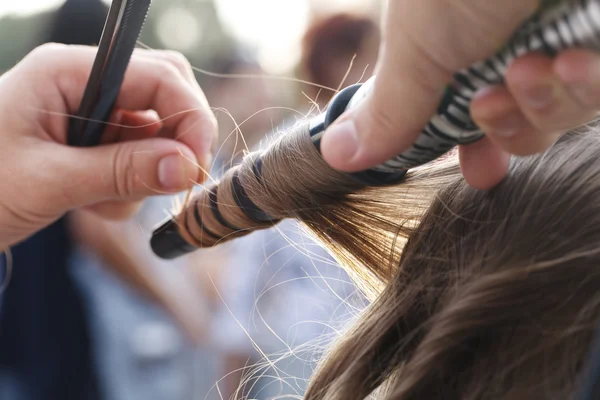 Master hairdresser and stylist in the working process — Stock Photo, Image