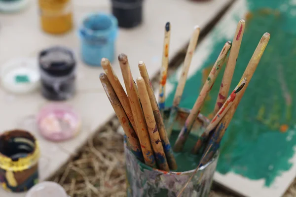 Pinceles para pintar, fondo de bellas artes — Foto de Stock