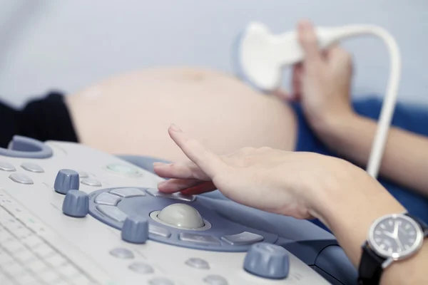 Pregnant girl doing on ultrasound examination — Stock Photo, Image