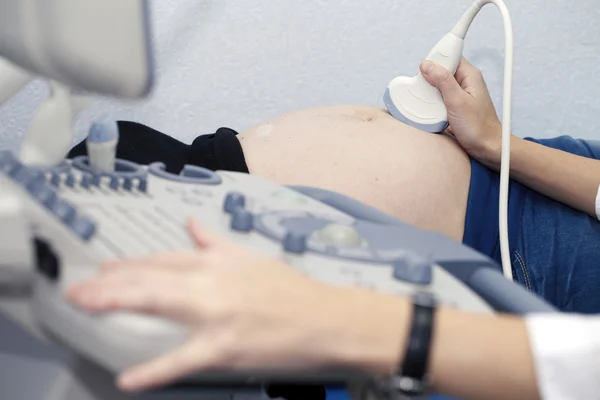Έγκυος κοπέλα κάνει κατά την υπερηχογραφική εξέταση — Φωτογραφία Αρχείου