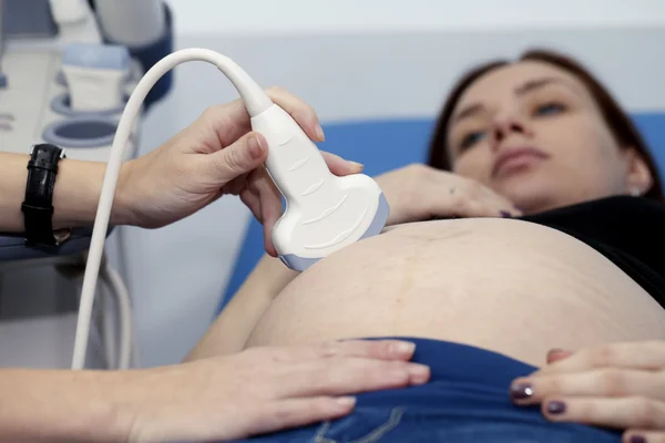 怀孕的女孩做超声检查 — 图库照片