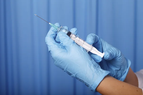 Tıp ve sağlık, şırınga yakın tutan doktor