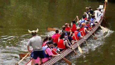 Dragon bot şehir havuzda insanlarla yolculuk