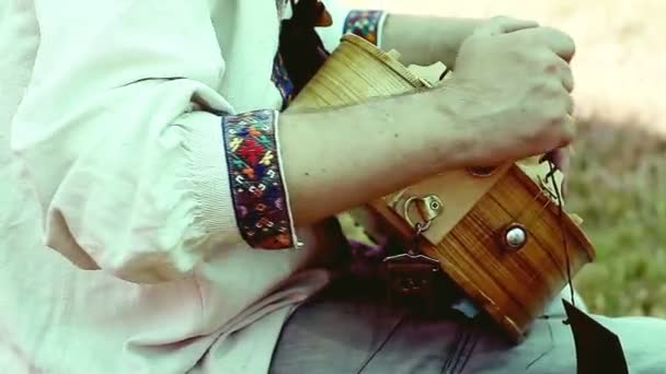 Homme en vêtements anciens jouant sur le hurdy-gurdy — Video