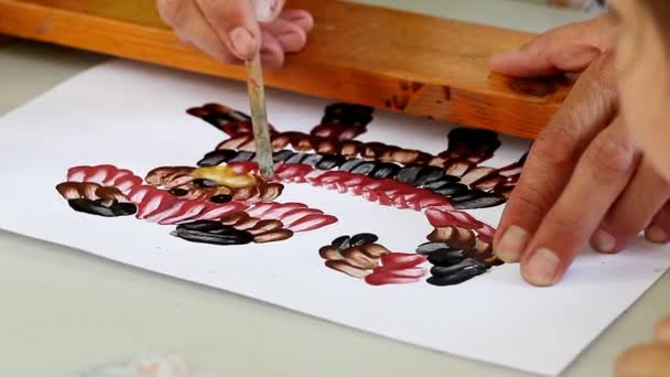 Flickan lär sig att måla finger teknik — Stockvideo