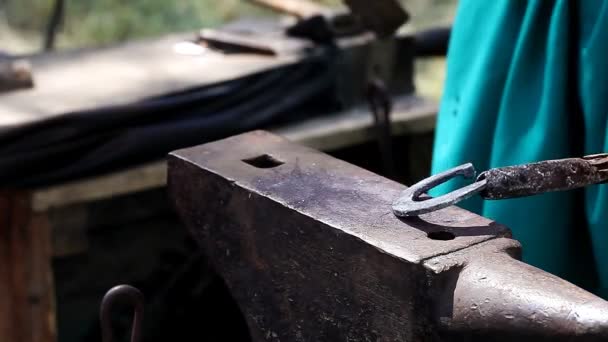 鍛冶屋は、馬蹄形のクローズ アップ — ストック動画
