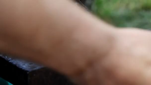 forgeron fait un fer à cheval gros plan 