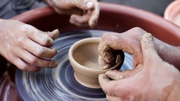 An experienced potter craft teaches boys — Stock Video