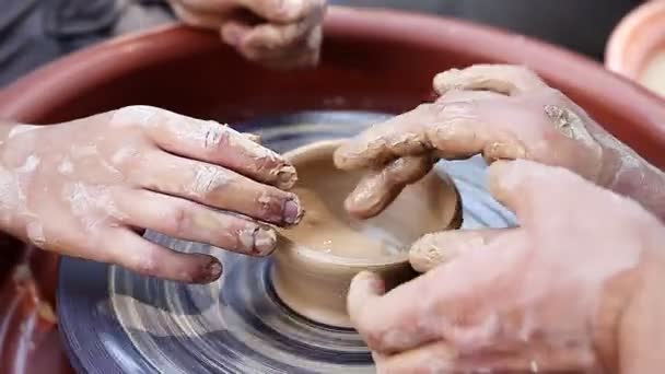 Un arte alfarero experimentado enseña a los niños — Vídeo de stock