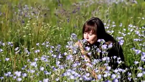 Jong meisje genieten van de natuur — Stockvideo