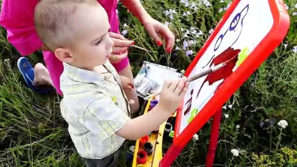 Mãe e filho feliz pintar cores na natureza — Vídeo de Stock