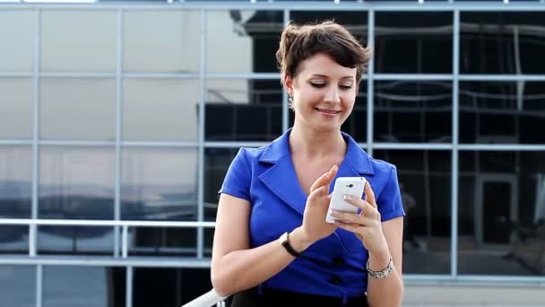 Mulher de negócios com telefone ao ar livre — Vídeo de Stock