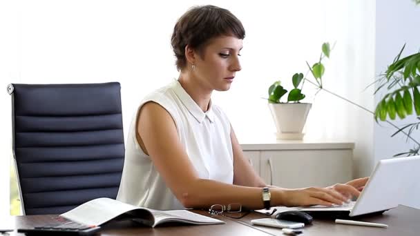 Mujer de negocios trabajando en la oficina — Vídeo de stock