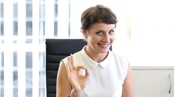 Mulher de negócios no escritório, emoções no trabalho — Vídeo de Stock