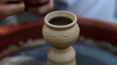 Potter ürün yakın çekim yapar